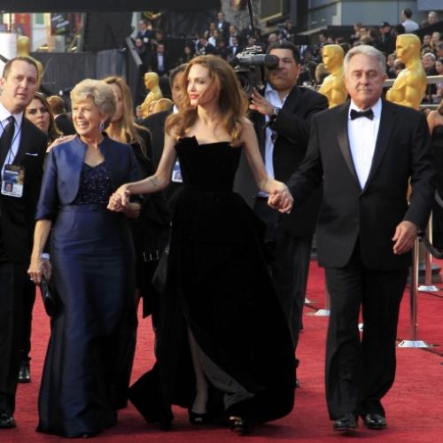 3 | Οι γονείς του Brad Pitt συνοδεύουν την Angelina
