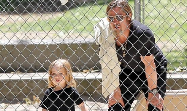 Brad Pitt: Βόλτα με τα δίδυμα στο πάρκο! Δες φωτογραφίες