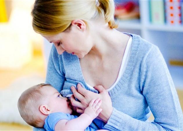 Μητρικός θηλασμός: Τι προσφέρει σε μητέρα και παιδί;
