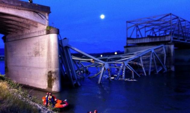 Κατέρρευσε γέφυρα στην Ουάσινγκτον, αυτοκίνητα και άνθρωποι στο νερό!