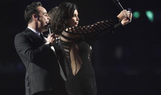 Brit Awards 2015: Οι νικητές, η τούμπα της Madonna και η selfie της Kardashian!