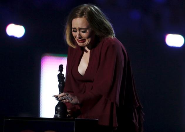 Brit Awards 2016: Οι νικητές της βραδιάς, τα ευτράπελα και ο παρουσιαστής που ντύθηκε γυναίκα!