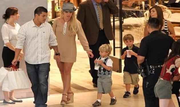 Η Britney στα μαγαζιά με τους γιούς της λίγο μετά τις κατηγορίες ότι τους κακοποιεί