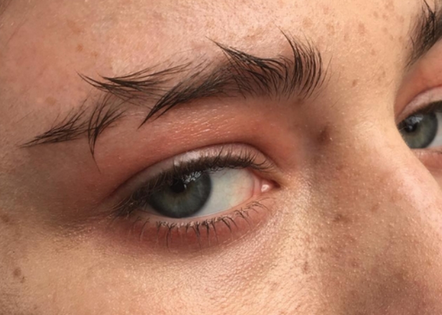 Μετά το feather brow τα φρύδια… συρματόπλεγμα
