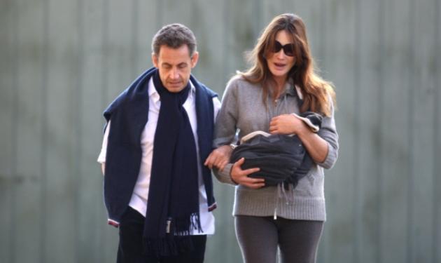 Sarkozy – Bruni: Πρώτη βόλτα με την νεογέννητη κορούλα τους! Δες φωτογραφίες