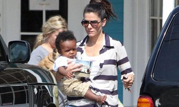 Sandra Bullock: Βόλτα με τον γιo της!
