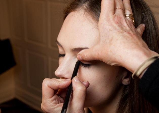 7 διαφορετικοί τρόποι να απλώσεις το eyeliner στα μάτια σου με τον πιο χριστουγεννιάτικο τρόπο!