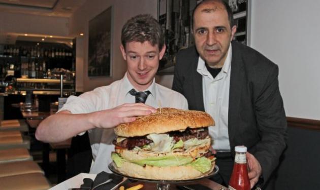 Aυτό είναι το μεγαλύτερο βρετανικό burger που έχει 18.000 θερμίδες!