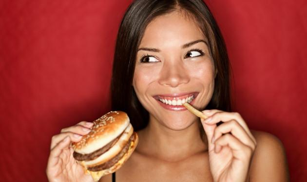 Fast Food: Απο ποιες ασθένειες κινδυνεύουμε αν τρώμε συχνά!