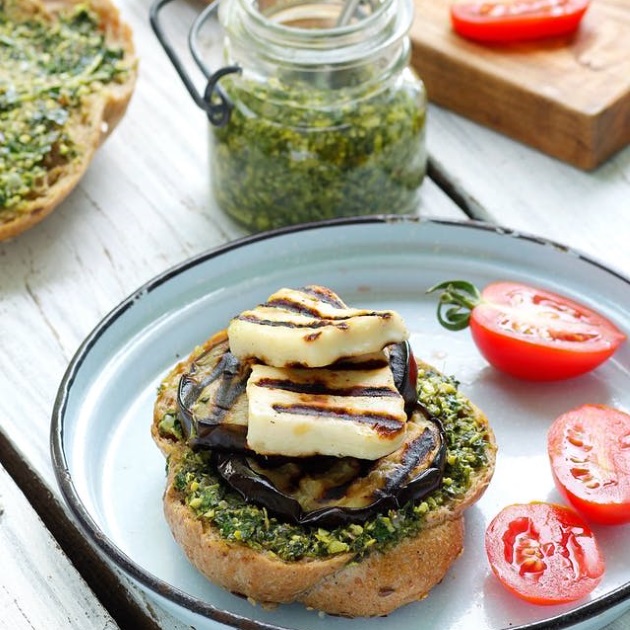 Burger με ψητή μελιτζάνα και pesto μυρωδικών