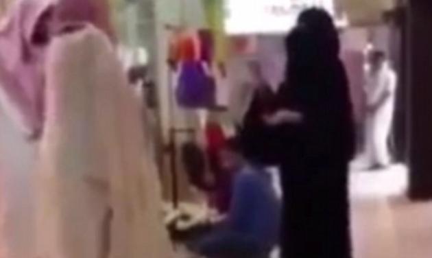 Απίστευτο! Έδιωξαν γυναίκα με μπούρκα από εμπορικό κέντρο γιατί φάνηκαν τα χέρια της! Βίντεο