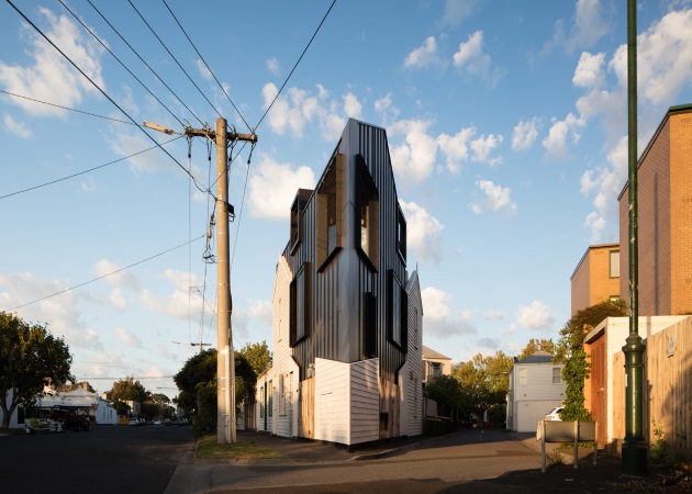 Acute House: Η τριγωνική μονοκατοικία της Μελβούρνης που κόβει την ανάσα