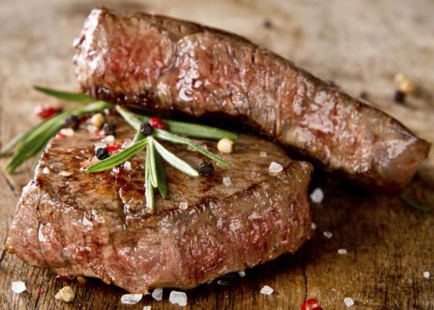 Πώς να “τσικνίσεις” με τα τέλεια μοσχαρίσια steaks στο φούρνο