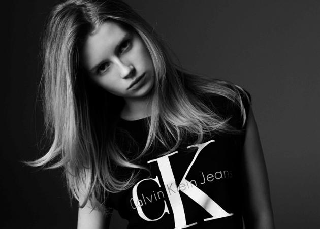 H Lottie Moss φωτογραφίζεται για την καμπάνια Calvin Klein Jeans x Mytheresa.com