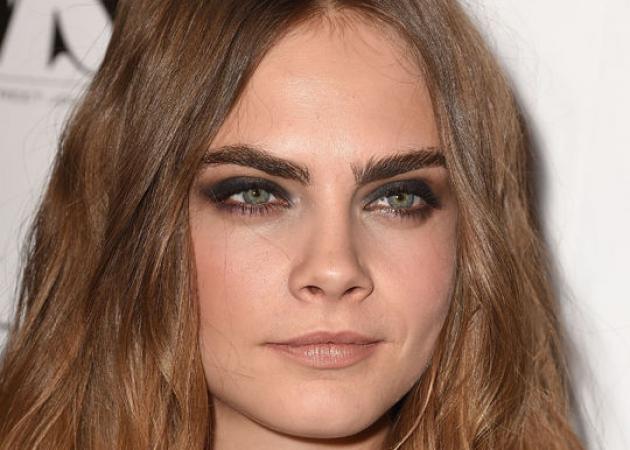 Cara Delevingne: αποκαλύπτει τι κάνει στα φρύδια της (και δεν είναι αυτό που περίμενες)!