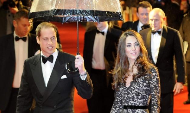 Ο gentleman πρίγκιπας William έχει κάτω από την ομπρέλα του την Catherine! Δες φωτογραφίες