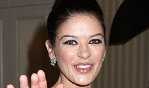 Δες το… βαθύ ντεκολτέ της Catherine Zeta Jones!