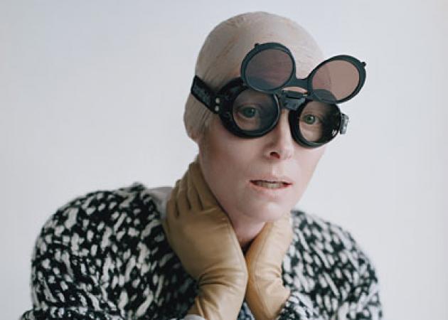 Δες την Tilda Swinton να βουτάει στη μόδα!!! | tlife.gr Δες την Tilda Swinton να βουτάει στη μόδα!!! | tlife.gr