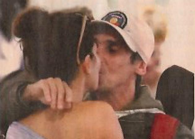 Κλέλια Ρένεση – Μάνου Τσάο: Είναι ζευγάρι! Τα δημόσια καυτά φιλιά που το επιβεβαιώνουν