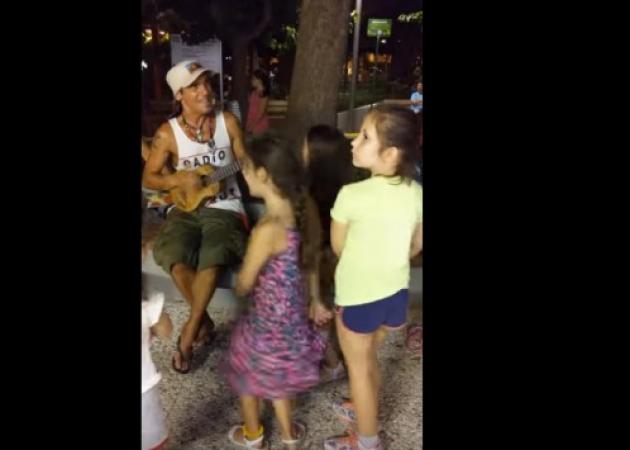 Έμειναν άφωνοι! Ξαφνική εμφάνιση του Manu Chao στην πλατεία Βαρνάβα