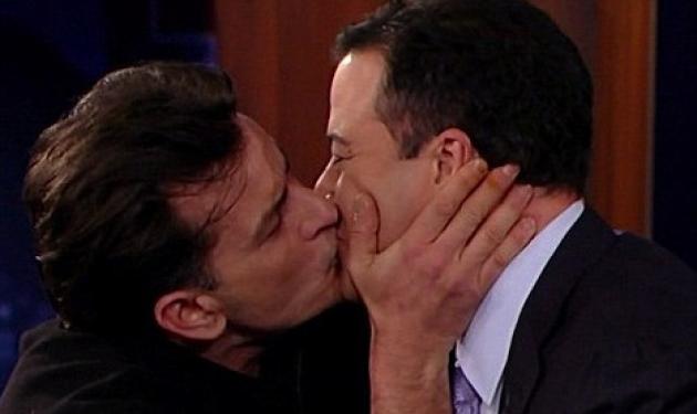 Γιατί φιλάει στο στόμα έναν άντρα ο  Charlie Sheen;