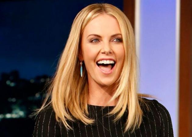 Η Charlize Theron μόλις κουρεύτηκε (και πήρε τα… κουρεμένα της μαλλιά μαζί!)