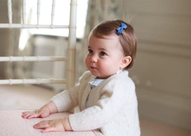 Η πριγκίπισσα Charlotte γιορτάζει τα πρώτα της γενέθλια και ποζάρει στο σπίτι της οικογένειας!