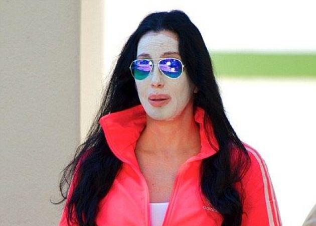 So don’t! Η Cher κυκλοφορεί στο δρόμο με μάσκα!