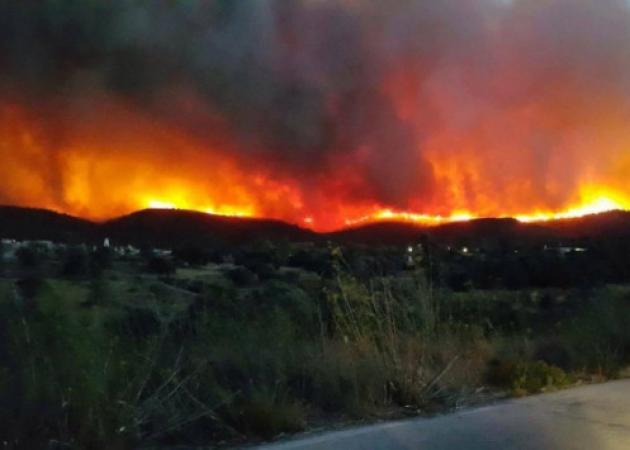Καίγεται η Χίος – Εκκενώθηκαν χωριά