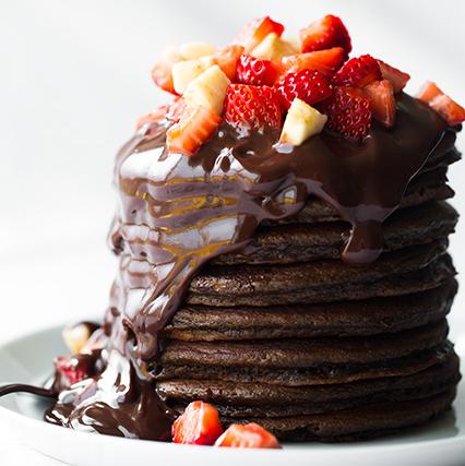 Σοκολατένιες pancakes με σος σοκολάτας