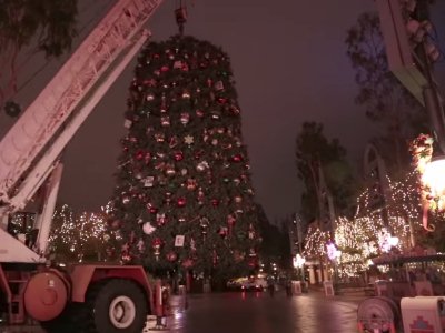 H Disneyland φοράει τα γιορτινά της