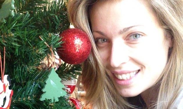 Μ. Χρουσαλά! Στολίζει το χριστουγεννιάτικο δέντρο και εύχεται σε όλους “Καλά Χριστούγεννα”