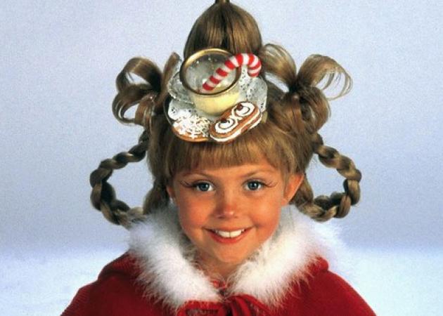 Christmas tree hair! Το νέο mini trend θέλει να στολίζεις στα μαλλιά σου ένα χριστουγεννιάτικο δέντρο!