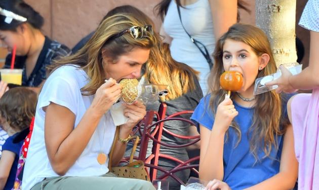 Cindy Crawford: Τρώει γλυκά με την κούκλα κόρη της στην Disneyland!