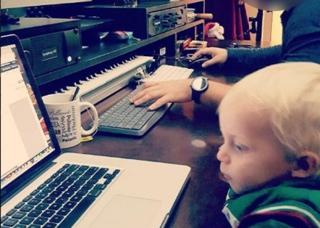 Ποιος διάσημος τραγουδιστής μπήκε στο στούντιο με τον 1,5 χρόνων γιο του;