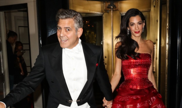 Όλα τα φλας στους Mr and Mrs Clooney! Χέρι χέρι στο Met Gala ο George με την Amal