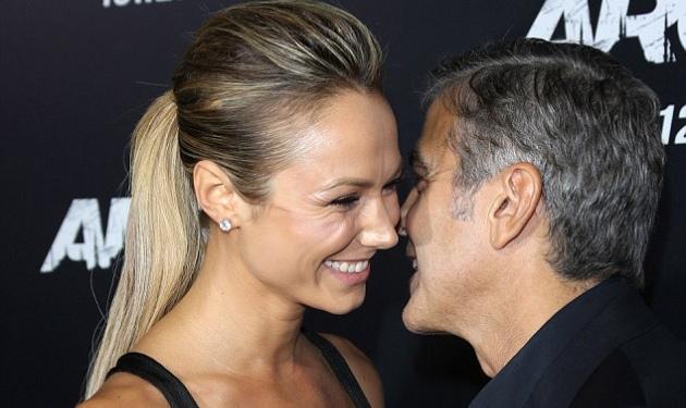 G. Clooney – S. Keibler: Mε τέτοιο φόρεμα πως να πάρει τα χέρια του από πάνω της; Φωτογραφίες