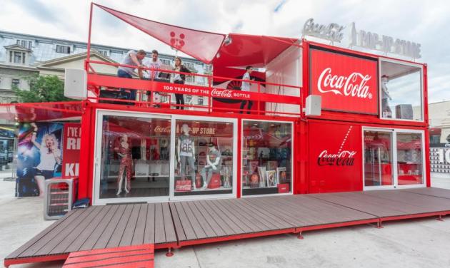 H Coca Cola γιορτάζει  τα 100 χρόνια του διάσημου μπουκαλιού της  και φέρνει το εντυπωσιακό Coca Cola Pop-Up Store στην Ελλάδα!