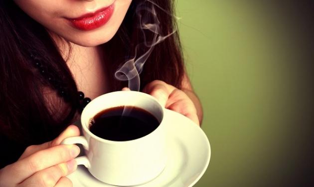 Πίνεις καφέ το πρωί με άδειο στομάχι; Δες τι κάνεις στον οργανισμό σου