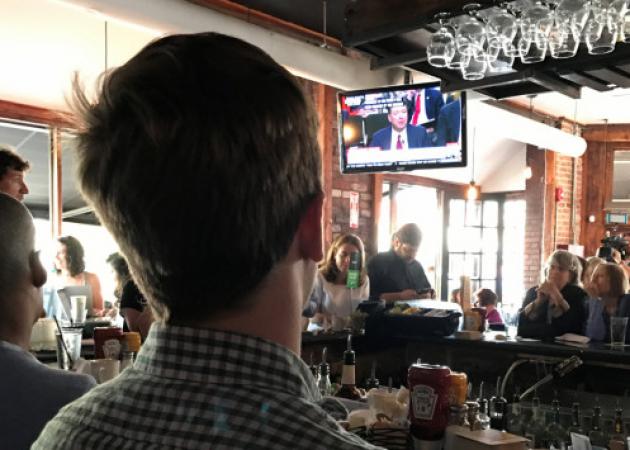 Πάρτι με αλκοόλ για την κατάθεση Κόμεϊ διοργάνωσαν μπαρ στις ΗΠΑ! [pics]