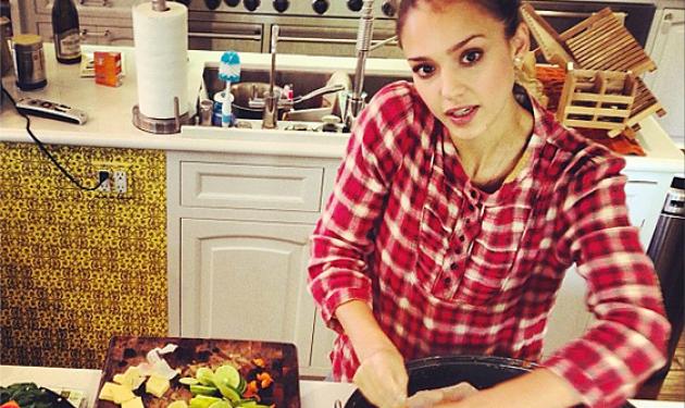 Οι celebrities πιάνουν τις κουτάλες τους και… μπαίνουν στην κουζίνα! Φωτογραφίες