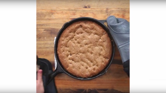 Φτιάξε το πιο λαχταριστό και μεγάλο cookie με φυστικοβούτυρο!