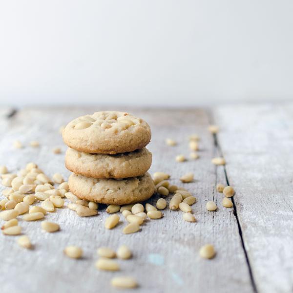 Cookies με ταχίνι και κουκουνάρι