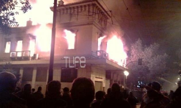 Kαίγονται καταστήματα και τράπεζες στο κέντρο της Αθήνας!