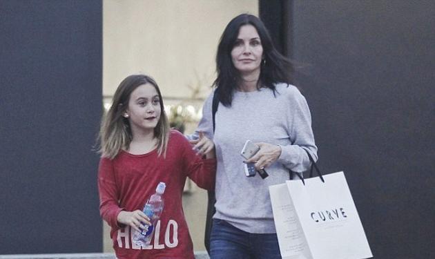Courteney Cox: Χωρίς μακιγιάζ για ψώνια με την 10χρονη κόρη της!