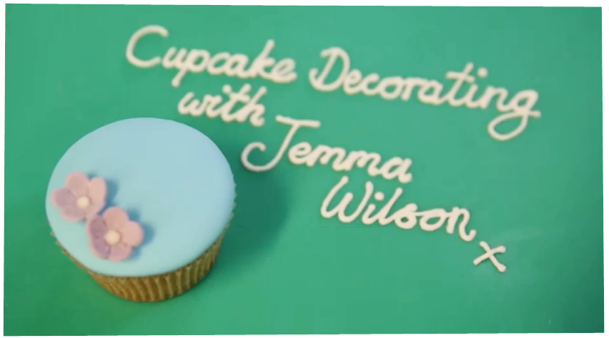 Πώς θα στολίσεις τα cupcakes σου με χρωματιστή ζαχαρόπαστα