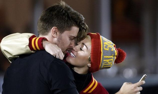 Miley Cyrus: Τα “καυτά” φιλιά με τον γιο του Schwarzenegger