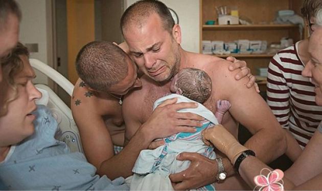 Η συγκινητική στιγμή που δυο άντρες ξεσπούν σε κλάματα μόλις αγκαλιάζουν το νεογέννητο μωρό τους