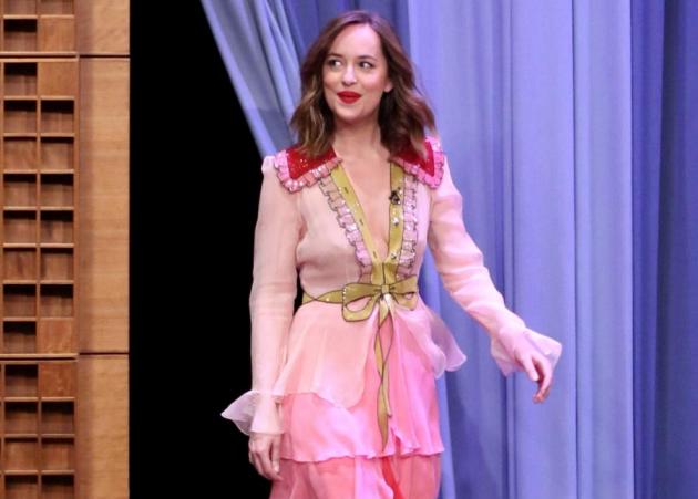 Η Dakota Johnson μόλις φόρεσε το jacket των ονείρων μας!