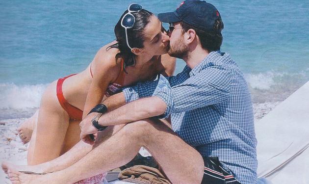 “Καυτά” φιλιά στην παραλία για διάσημο ζευγάρι! Δες φωτογραφίες